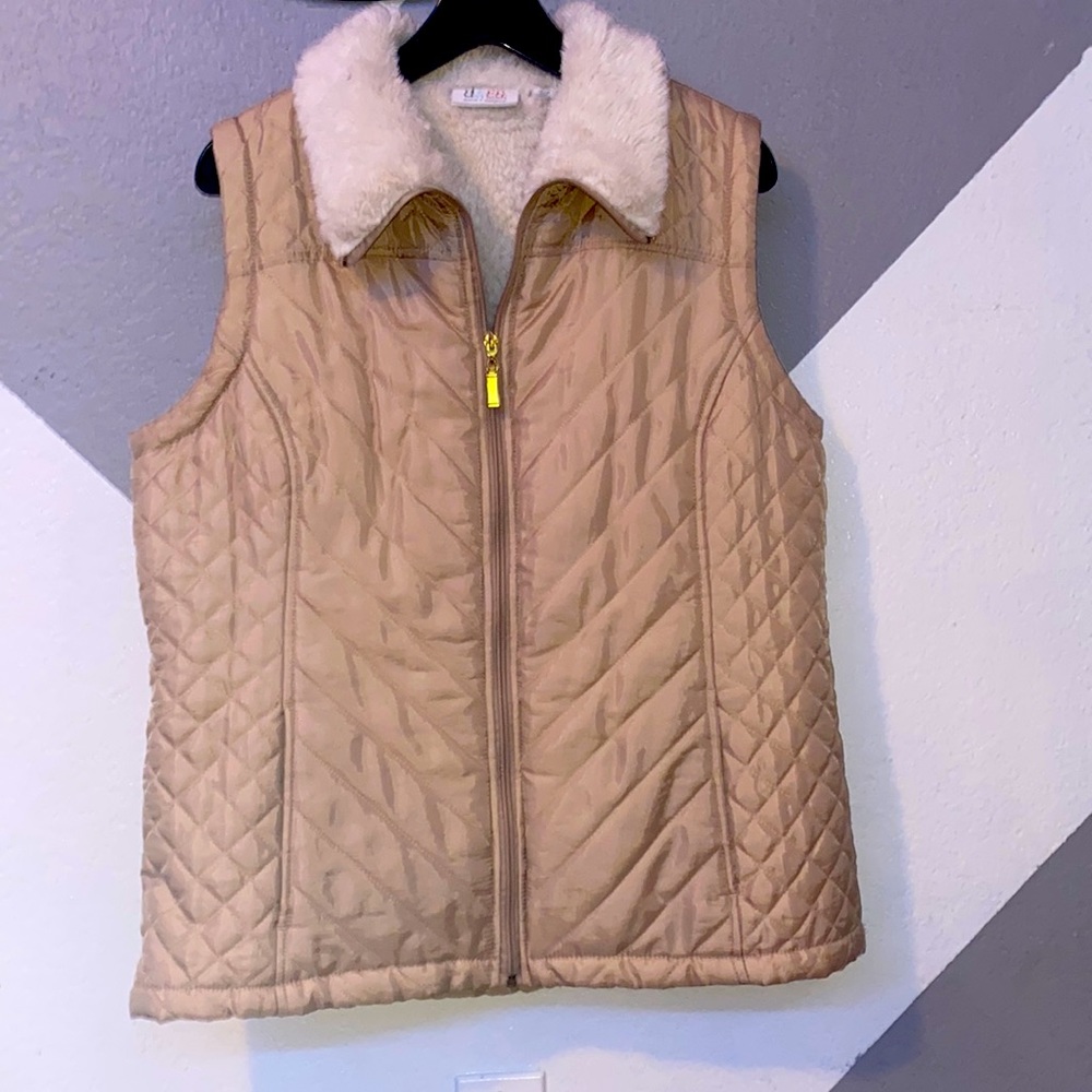 Brand - D&CO. Size - medium Color - beige